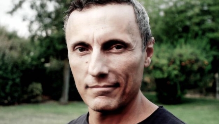 Promontorio Nord, il teatro in cantina: Il vero problema di questo paese, di e con Valerio Aprea.